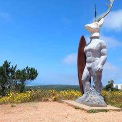 Ein Rentier mit Surfbrett. Ganz normal.