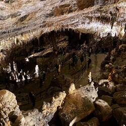 Bis zu 300 m große Höhlen