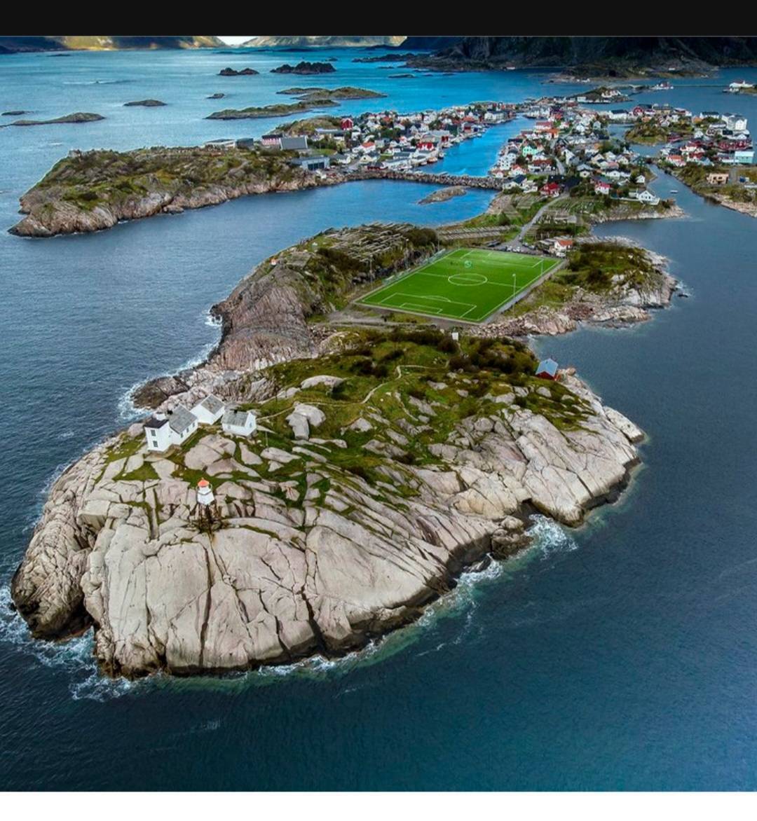 Sportplatz in Henningsvear