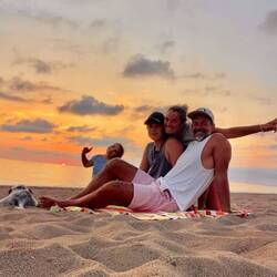 👨‍👩‍👧‍👦🐶☀️🫶🏼😍🇬🇷