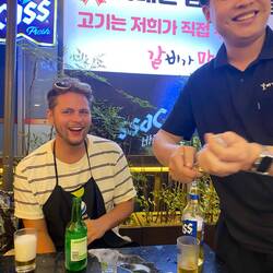 Domi wird der Schnaps mit Bier gemischt!