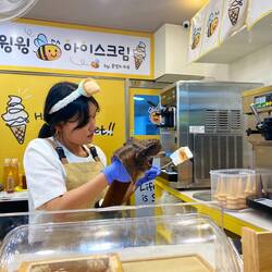 Sie brennt mein Marshmallow an!