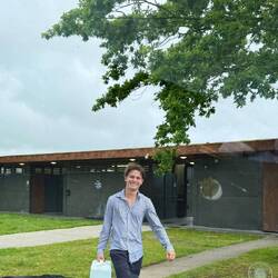 Tim beim Frischwasser holen