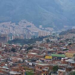 Blick von einer Gondel auf ein Stadtviertel