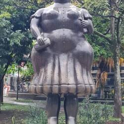 Bekleidete Frau - Ferdinand Botero/ öffentliche Kunst auf der Plaza Botero im Zentrum