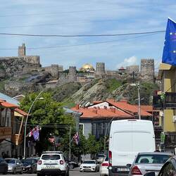 Akhaltsikhe, son chateau, sa basilique et sa rue commerciale... et le drapeau européen!