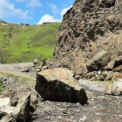 Recent rockfall that only small things can pass.