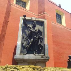 Ab und zu bekommen auch Azteken-Könige ein Denkmal