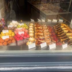 So many shops with pastries