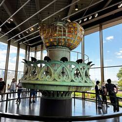 die letzte Fakel mit Licht💡, aktuell hält die Freiheitsstatue die fünfte Fakel (vergoldet)
