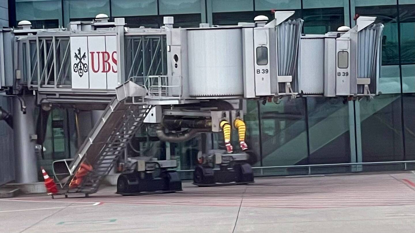 jemand hat Ronald McDonald eingesperrt