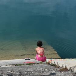 Baignade rafraîchissante dans un lac artificiel