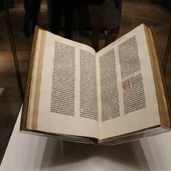 Gutenberg Bibel aus dem Jahre 1455 (eines der ersten Bücher der Welt)