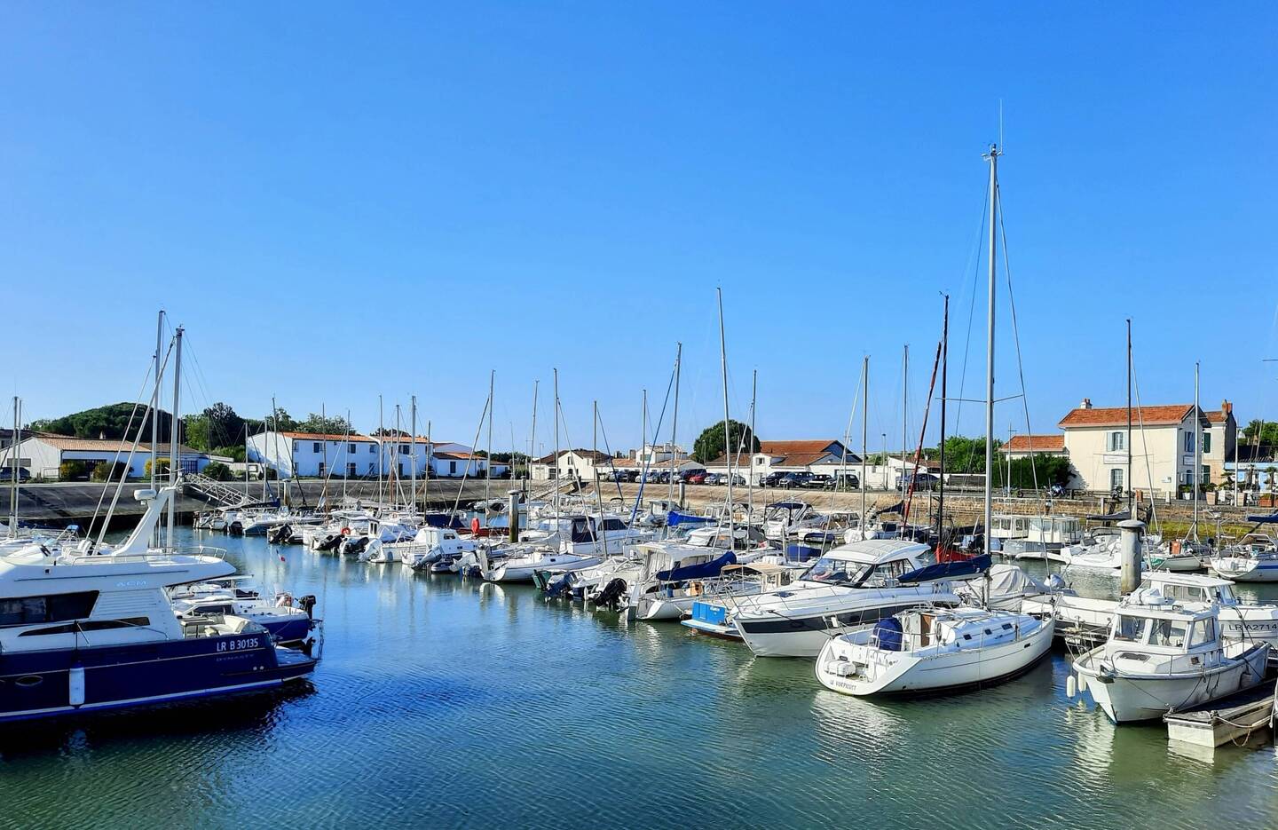 Le port et au fond à gauche le VVF