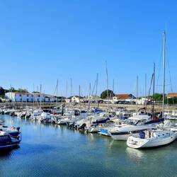 Le port et au fond à gauche le VVF