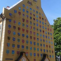 Frontseite der Jakobikaserne mit den Wappen aller lettischen Gemeinden