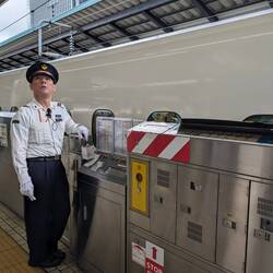 Jede Zugankunft wird am Bahnsteig genau überwacht