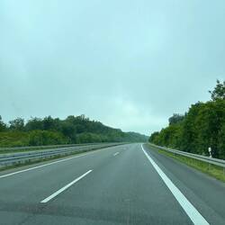 Keiner weit und breit auf der Autobahn. Etwas gruselig.😅