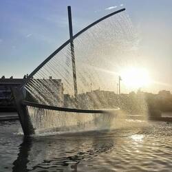 Zum Sonnenuntergang wird das Segel gehisst...