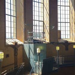 Le tunnel sous l'Elbe. On descend par de grands ascenseurs.