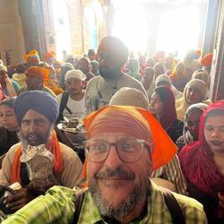 Fröhliches Warten auf die brüderliche Speisung.