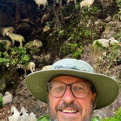 Freundliche Einheimische auf dem beschwerlichen Abstieg zurück nach Dharamsala