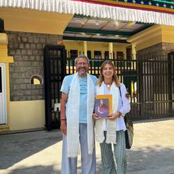 Annie und ich mit den Geschenken des Dalai Lama