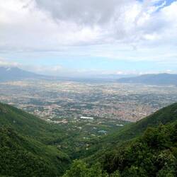 Blick von den Monti Lattari bis zum Vesuv