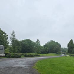 The free aire has 4 separate pitches with picnic tables, all the services (free) , bins