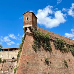 Die erhaltene Wehranlage rund um die Stadt