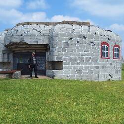 ... alter Bunker mit etwas Farbe ...