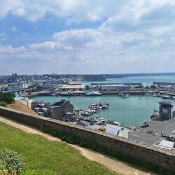 Blick auf die Unterstadt und Hafen von Granville