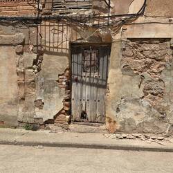 Look at the little opening at the bottom of the door!