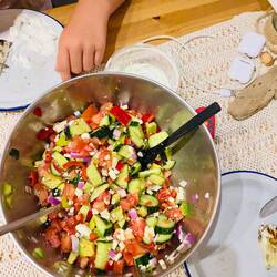 Maya hat Abendessen gemacht - griechischer Salat 🥗😋