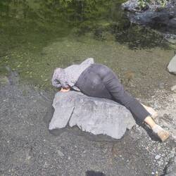 Das Gesicht wird im eiskalten Wasser gebadet ❄️🥶