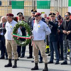 die Fallschirmspringer legen einen Kranz nieder