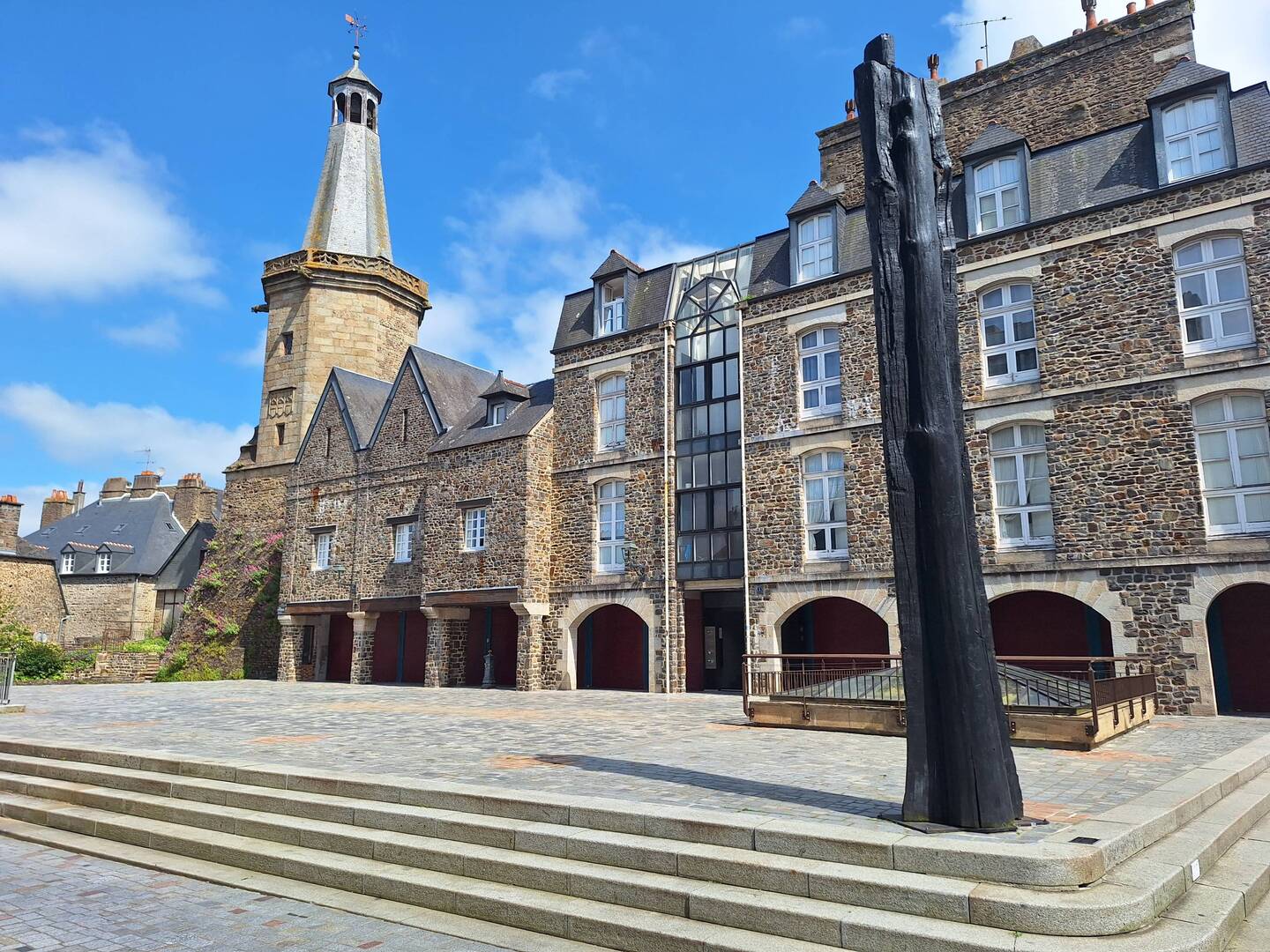 Der Belfried von Fougères ist ein Uhrturm aus dem Ende des 14. Jh.