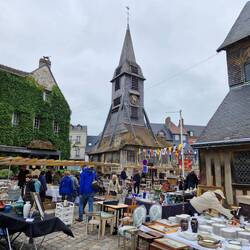 Flohmarkt vor der Kirche