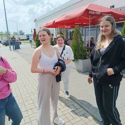 Leonie versucht sich vor meinem Objektiv zu verstecken