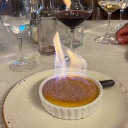 Crema catalana flambé - hab ich noch nie gesehen.