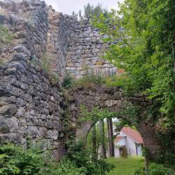 Eingangstor mit dicker Mauer