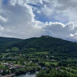 Gegenüber die Burgruine Ostrovica