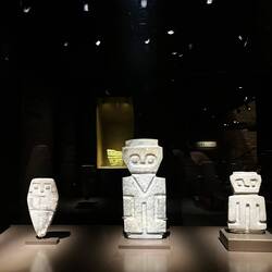 Abbilder von Vorfahren in unvergänglichem Stein festgehalten