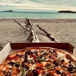 Pizza am Strand genießen