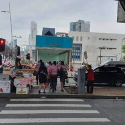 In diesem Viertel ist sogar die Verkehrsinsel besetzt durch einen Straßenladen!