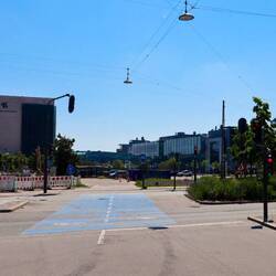 Eine Fahrradstraße mit Ampeln und genaue Markierung. Das war die einfache Variante.🚲