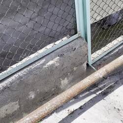 Durch die Quartiere führen überall solche Rohre - Gasleitung.