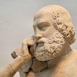 Handy am Ohr. Die Figur ist der Seher.