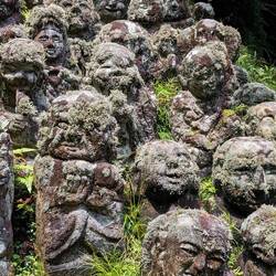 1200 Steinfiguren säumen die Tempelanlage