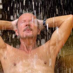 einfach Geniessen unterm warmen Wasserfall. Die Piton-Wasserfälle